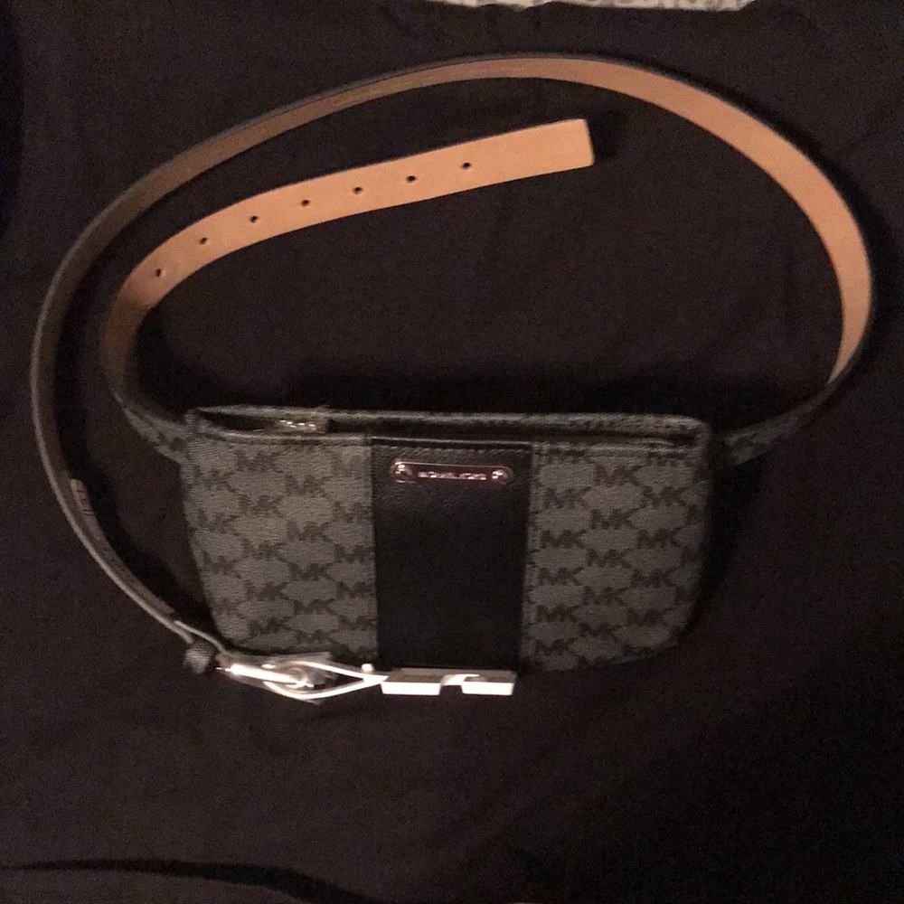 Michael Michael Kors 1X-XXL belt purse with black and Gray signature pattern.